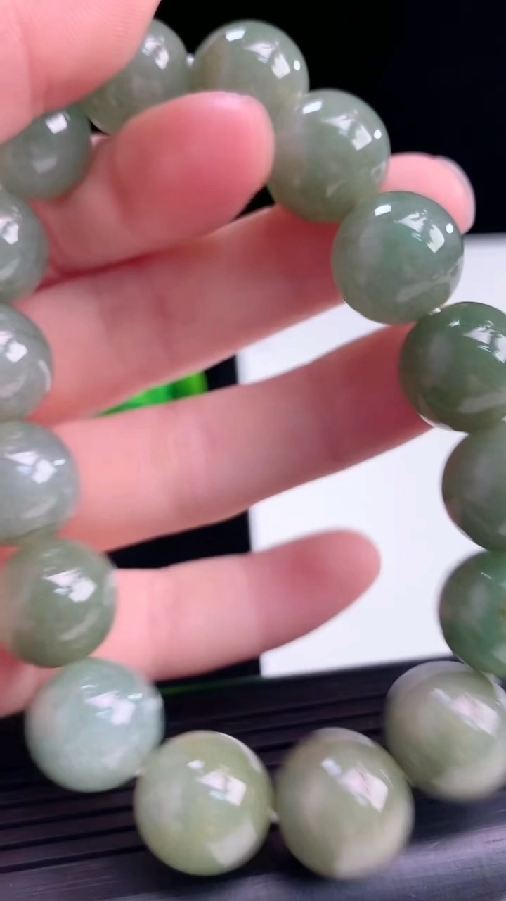 天然A货翡翠圆珠手串尺寸13.8-16颗重:64.28g 664月4日
工厂直销收藏佳品,种好水足，色泽均匀，有种有色，上手高大气！
