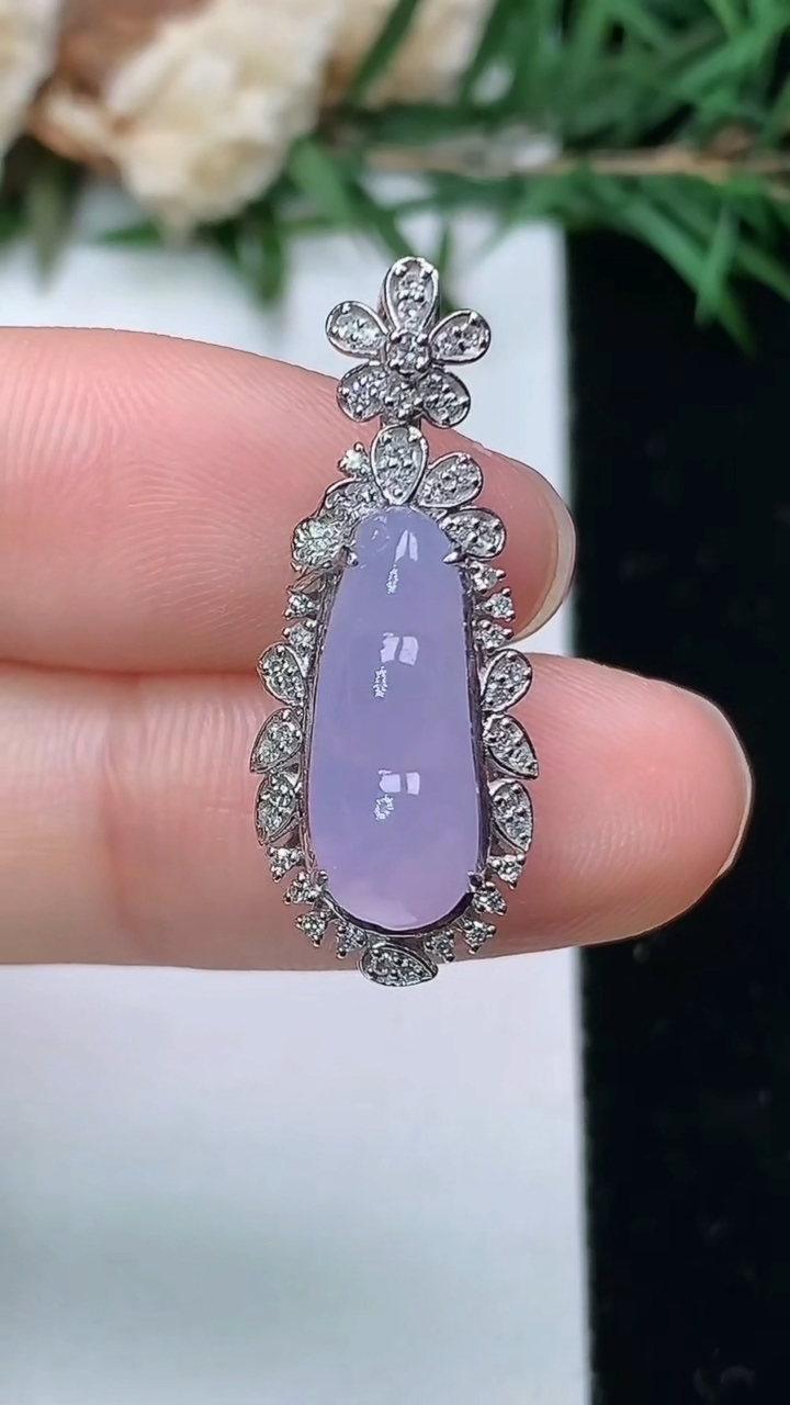 天然A货翡翠紫罗兰福豆吊坠，尺寸27-10.8-9，裸石15.5-6，重量:3.76g
4月4日