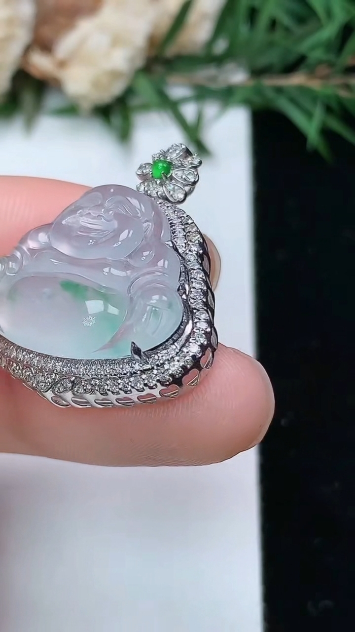 天然A货翡翠佛公吊坠，尺寸28.4-24.8-9.4，裸石16.9-22，重量:4.49g
4月4日