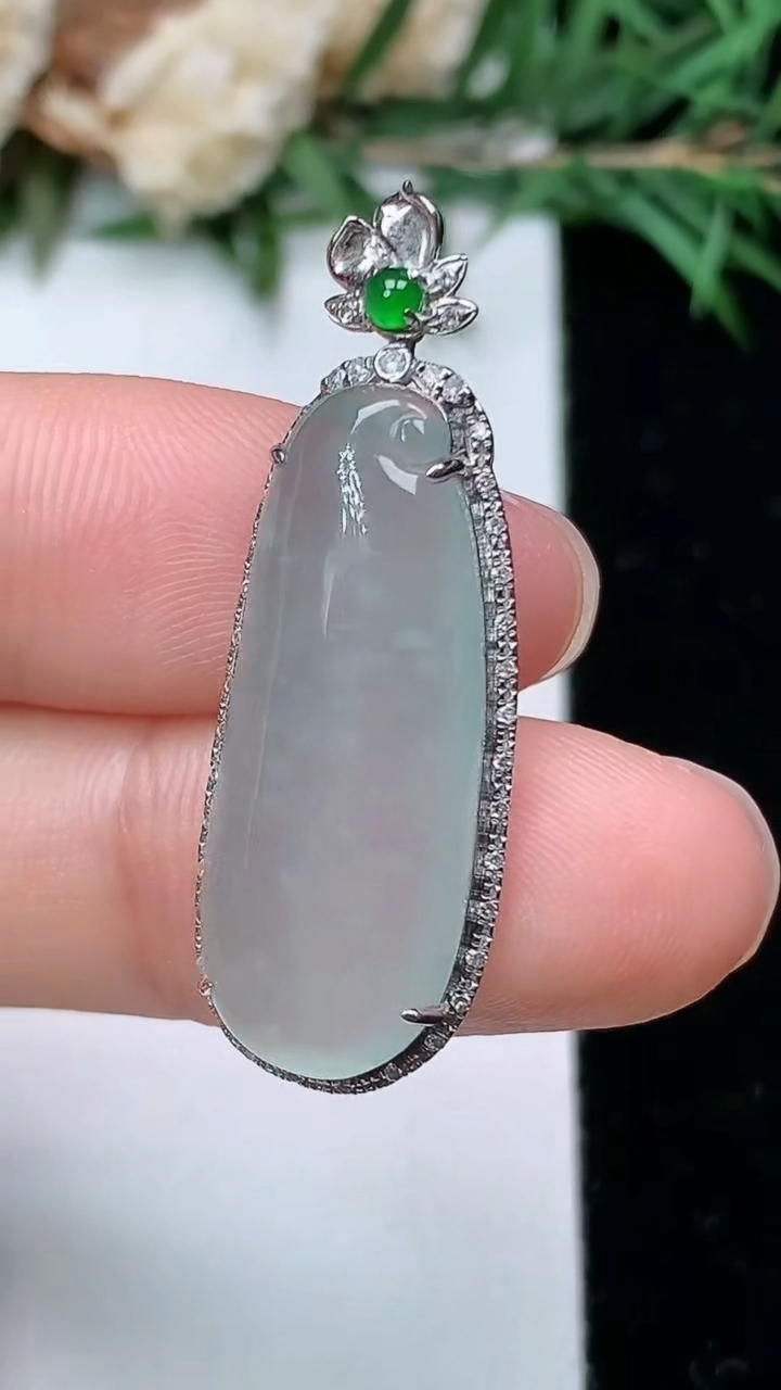 天然A货翡翠福瓜吊坠，尺寸34.4-11.7-6.8，裸石25.5-10，重量:3.95g
4月4日