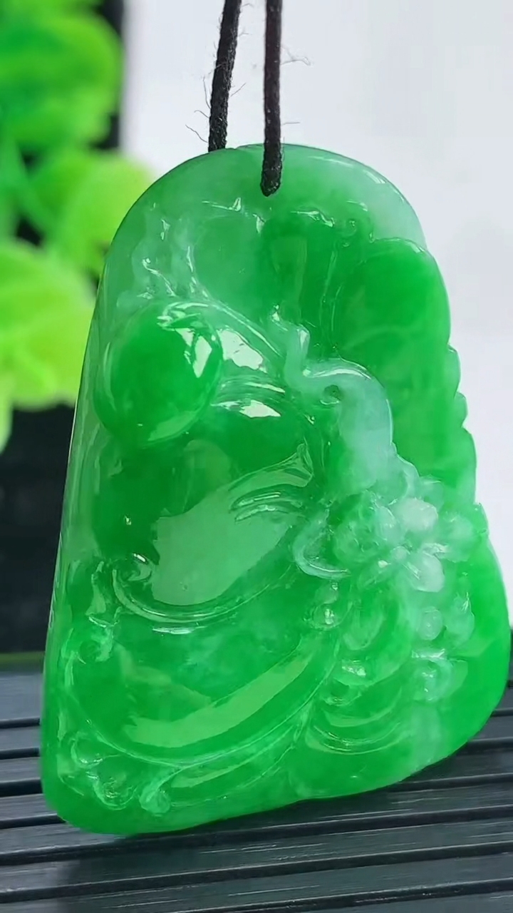 天然A货翡翠和和美美 荷花吊坠尺寸40.6-29-7.5重量:14.94g
4月4日