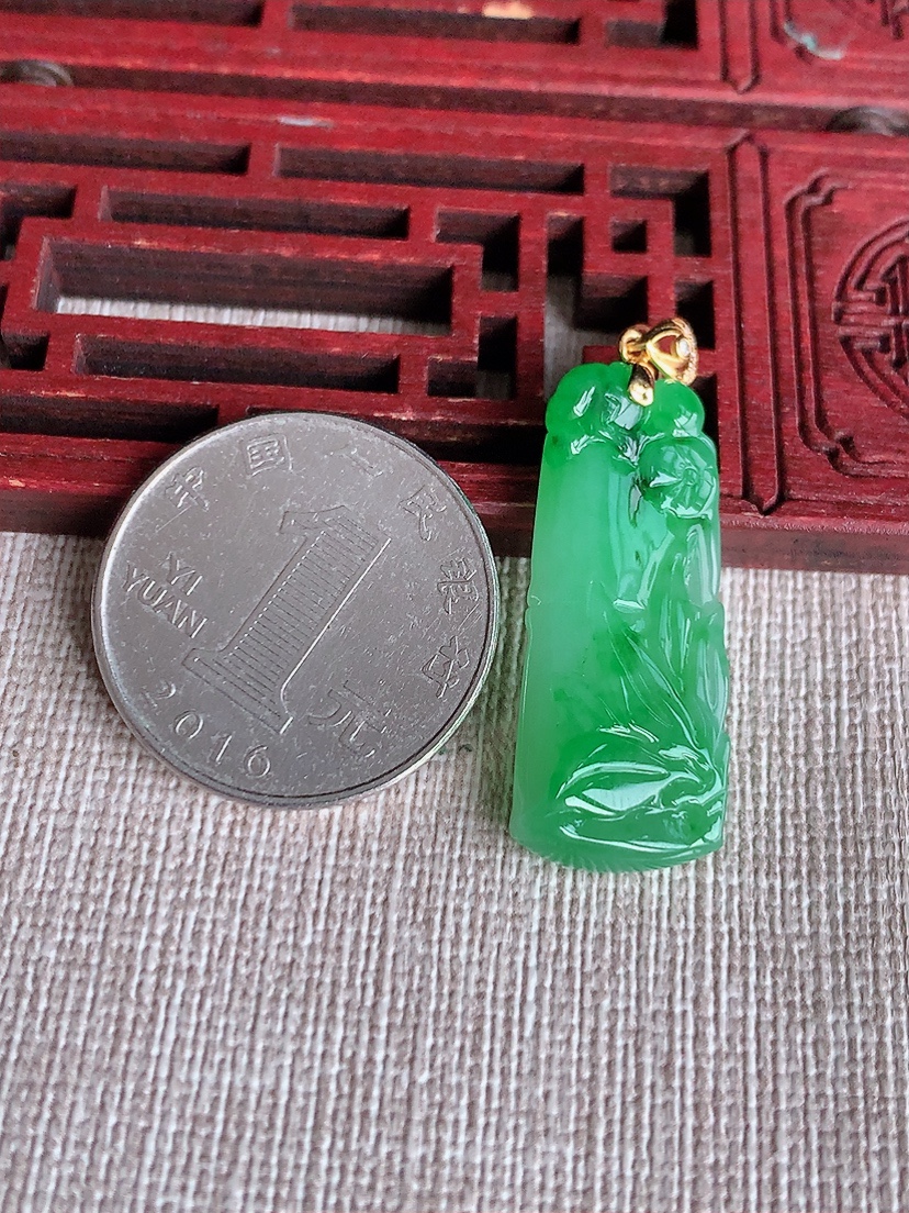 天然A货翡翠18K金扣头飘绿竹节节节高升吊坠 
尺寸31-12.5-5.8mm 重量5.00g 0404