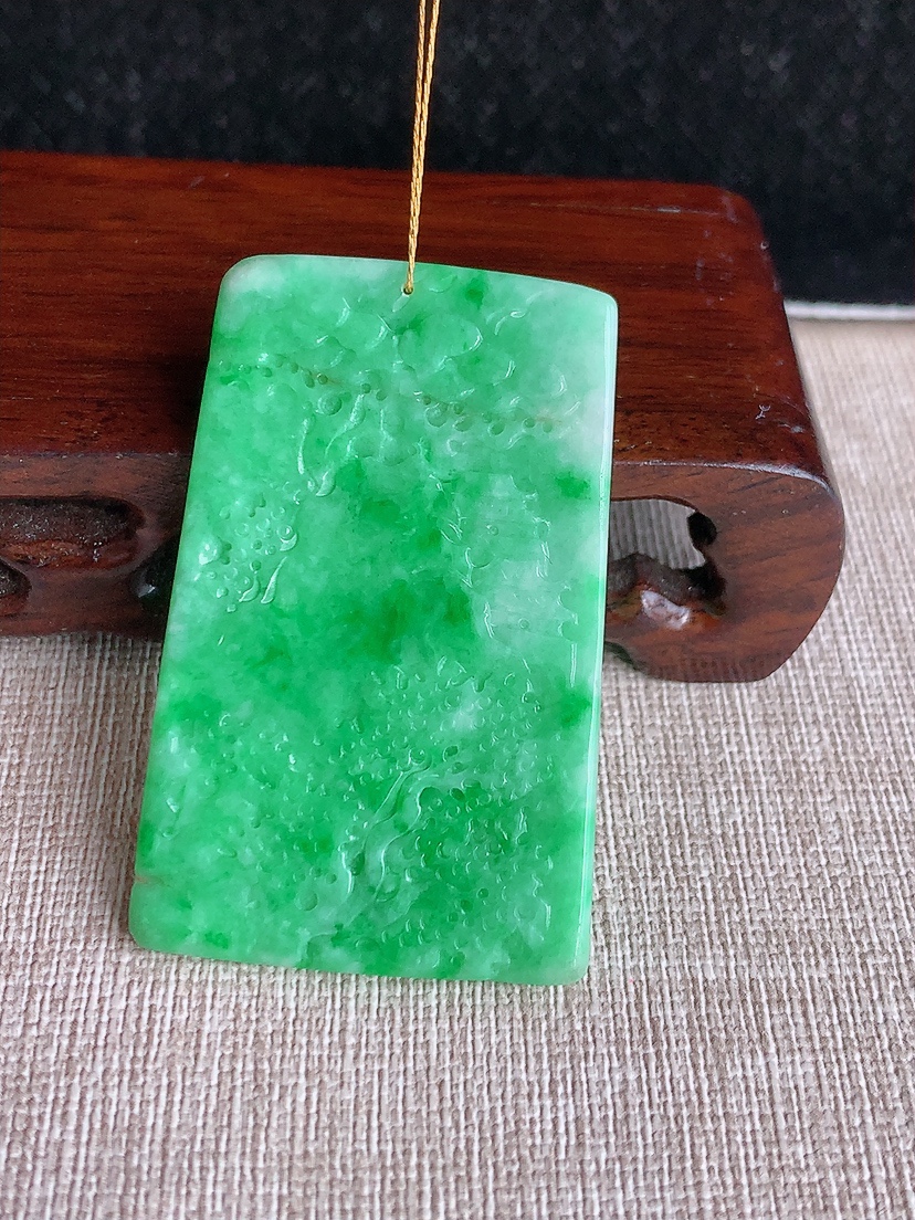 天然A货翡翠满绿意境山水牌吊坠  
尺寸51.3-33-5mm 重量20.14g 0404