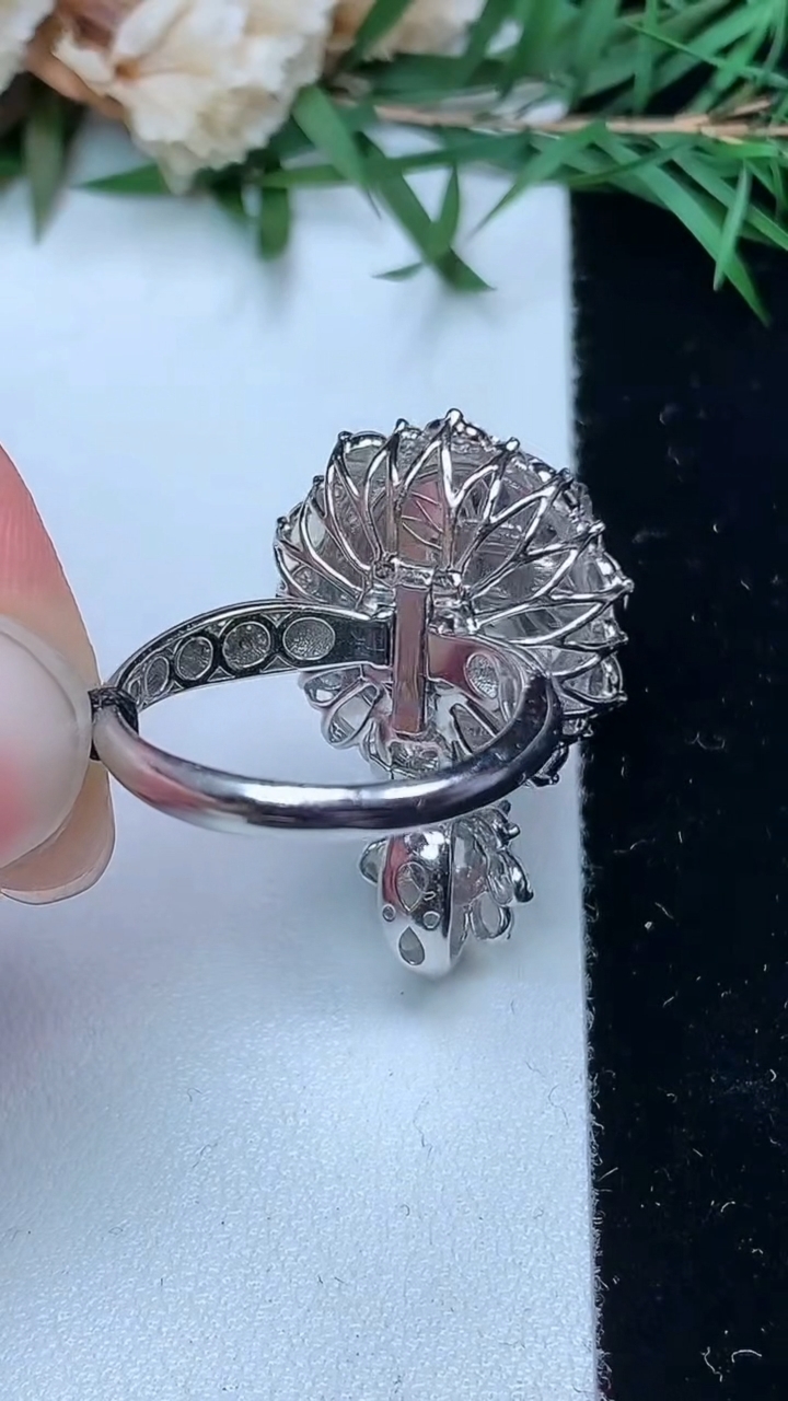 天然A货翡翠紫罗兰蛋面戒指 吊坠两用款，尺寸17.5-13.7-12.5，重量:9.10g2026年4月4日
工厂直销收藏佳品,种好水足，色泽均匀，有种有色，上手高大气！