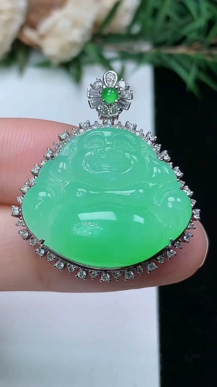 天然A货翡翠佛公吊坠，尺寸30.2-26.6-9.6，裸石19.2-23，重量:7.34g
4月4日