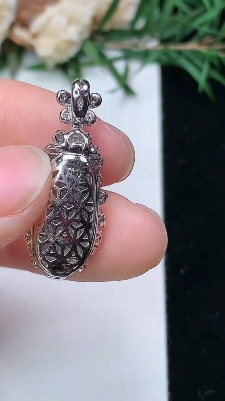 天然A货翡翠紫罗兰福豆吊坠，尺寸27-10.8-9，裸石15.5-6，重量:3.76g
4月4日