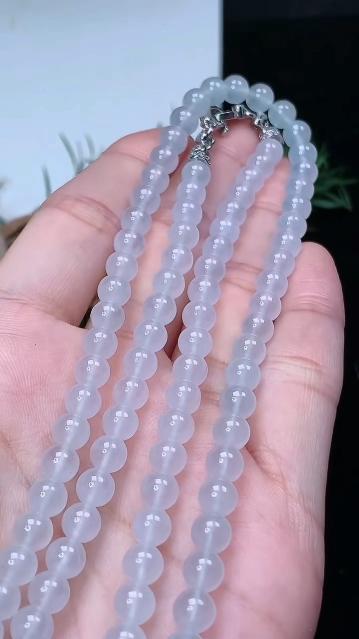天然A货翡翠白冰圆珠项链，尺寸5.5-112颗，重量:34.20g4月4日
工厂直销收藏佳品,种好水足，色泽均匀，有种有色，上手高大气！