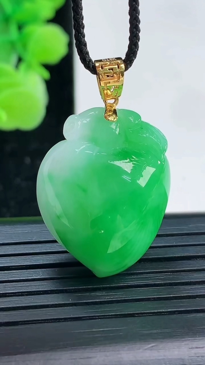 天然A货翡翠寿桃吊坠尺寸25.3-19.6-12.1重量:9.55g
4月4日