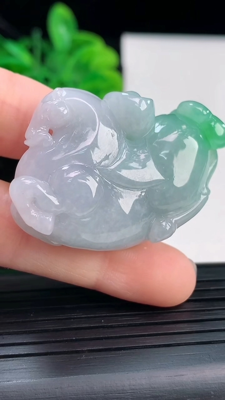 天然A货翡翠生肖马吊坠尺寸28.7-30.6-12.1重量:29.30g
4月4日