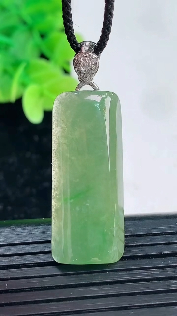 天然A货翡翠无事牌吊坠尺寸30.6-13.1-4.4重量:4.96g
4月4日