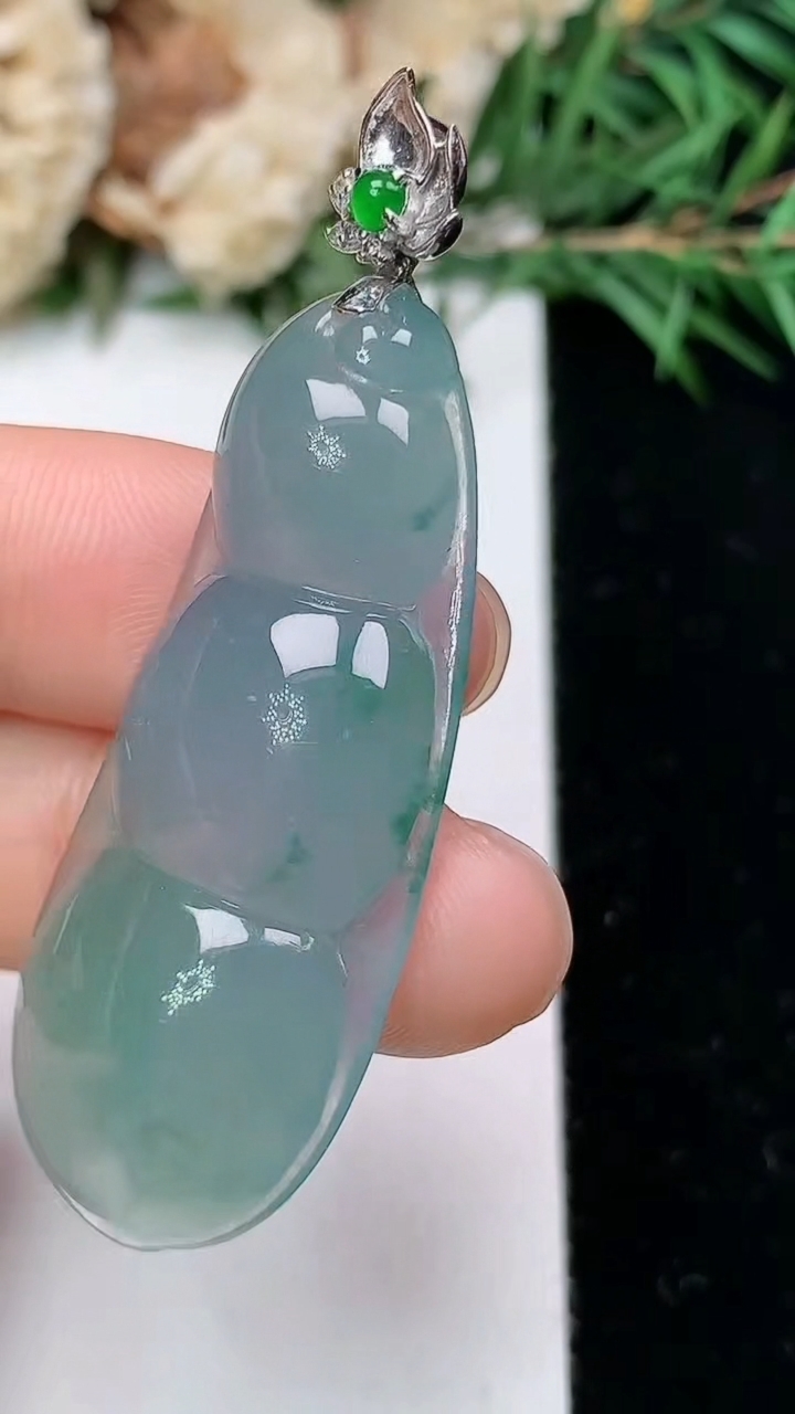 天然A货翡翠福豆吊坠，尺寸42.7-18-6.7，重量:9.50g
4月4日