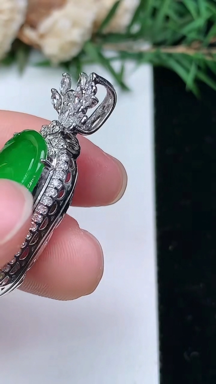 天然A货翡翠如意吊坠，尺寸36.2-18.8-8.3
4月4日