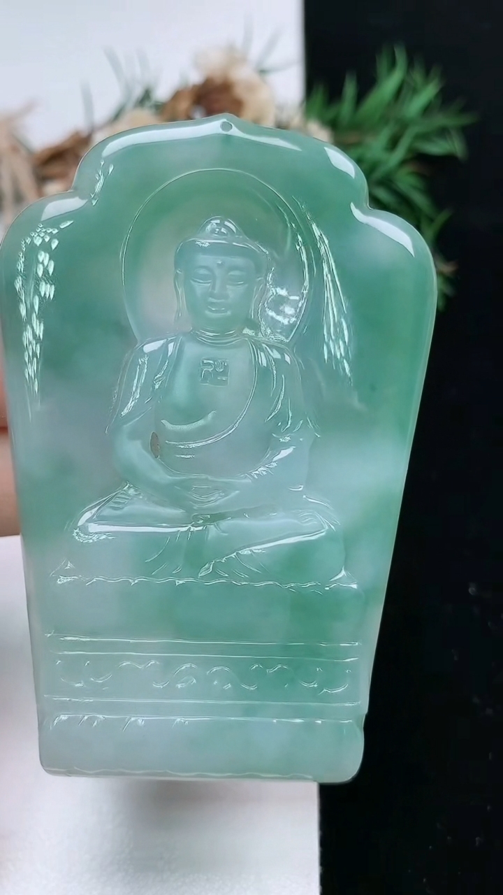 天然A货翡翠大日如来吊坠，尺寸71.8-48-4.9，重量:38.86g
4月4日