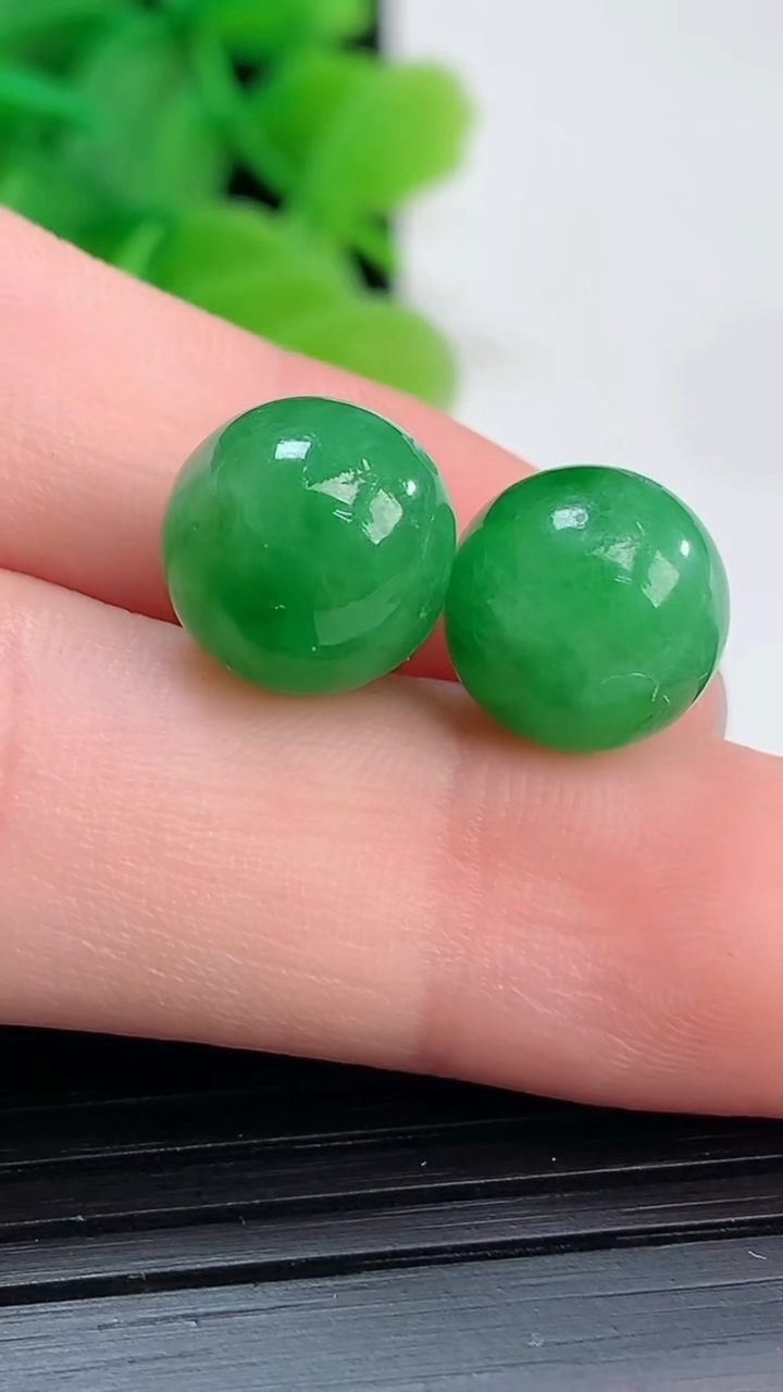 天然A货翡翠圆珠镶嵌件尺寸9.9重量:3.49g
4月4日