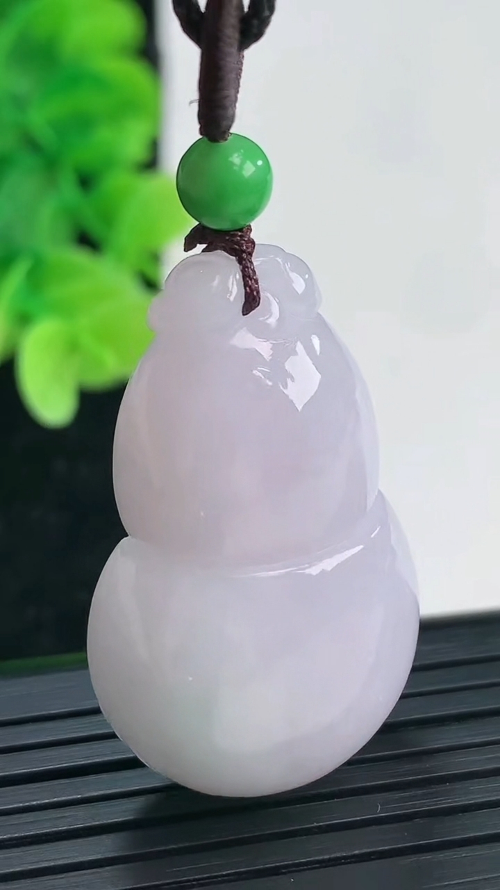 天然A货翡翠紫罗兰葫芦吊坠尺寸36.1-22-12.1重量:18.06g
4月4日