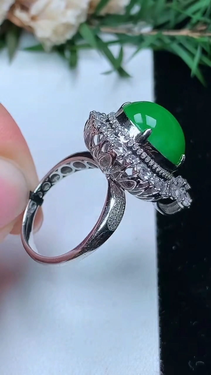 天然A货翡翠蛋面戒指 吊坠两用款，尺寸17.5-13.8-11.5，重量:7.76g2026年4月4日
工厂直销收藏佳品,种好水足，色泽均匀，有种有色，上手高大气！