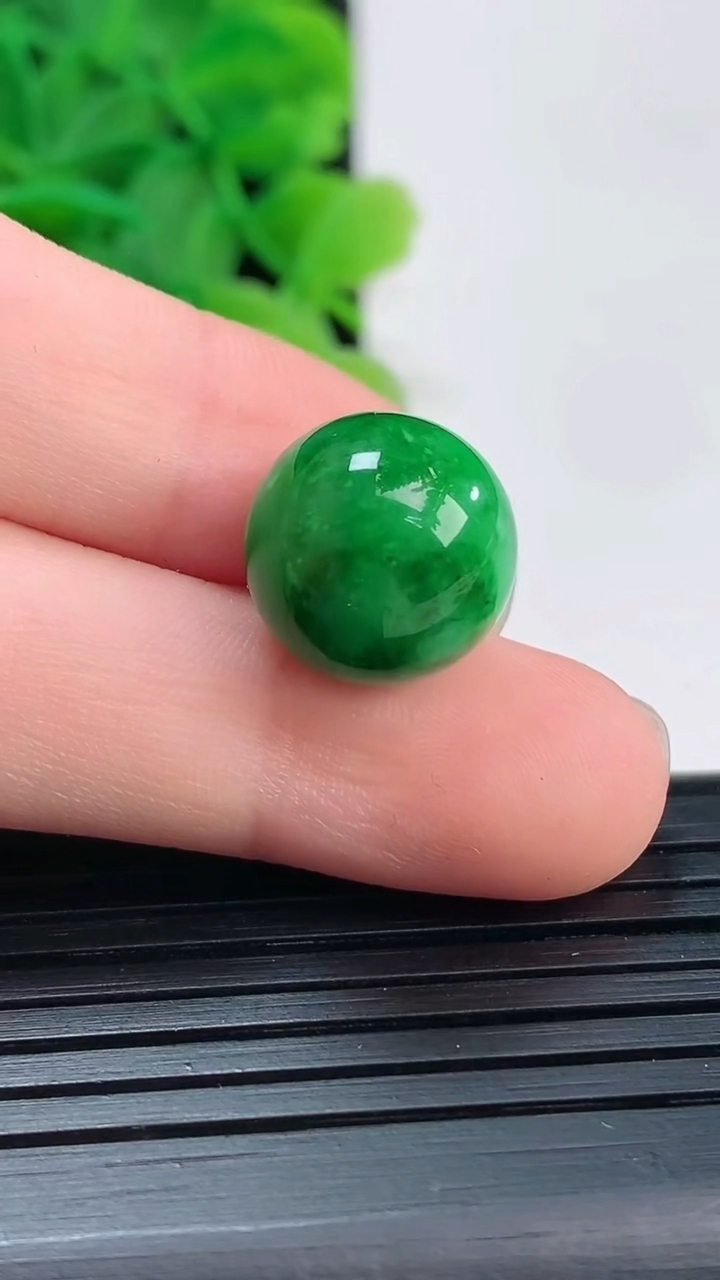 天然A货翡翠圆珠镶嵌件尺寸12.7重量:3.48g
4月4日