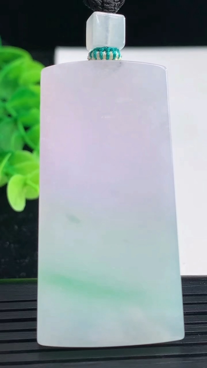 天然A货翡翠无事牌吊坠尺寸53.1-27.3-6.3重量:32.92g
4月4日