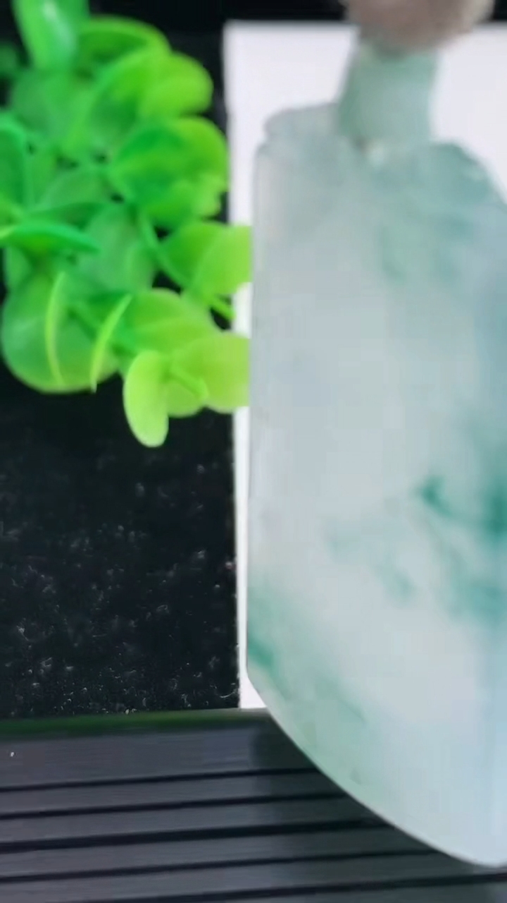 天然A货翡翠冰种飘花仿古无事牌吊坠尺寸48.9-25.4-4重量:18.31g
4月4日