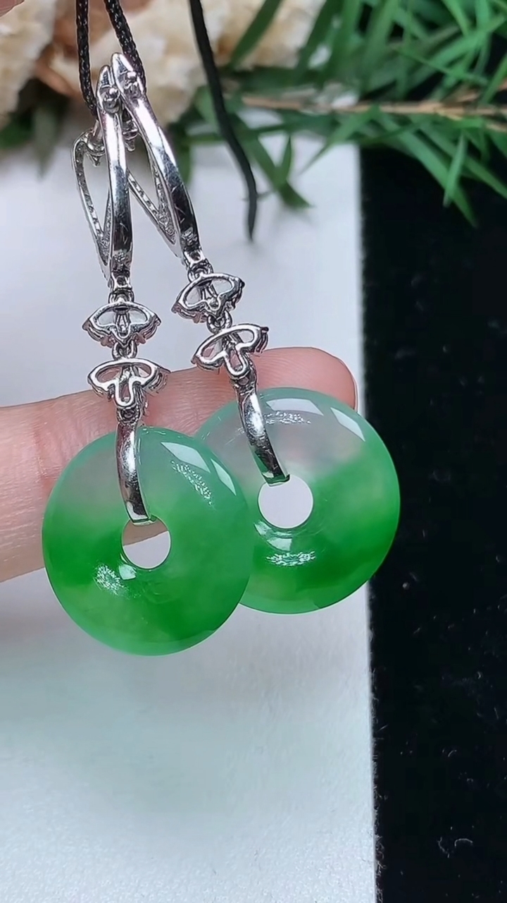天然A货翡翠平安环耳坠，尺寸15.9-3，重量:5.16g
4月4日