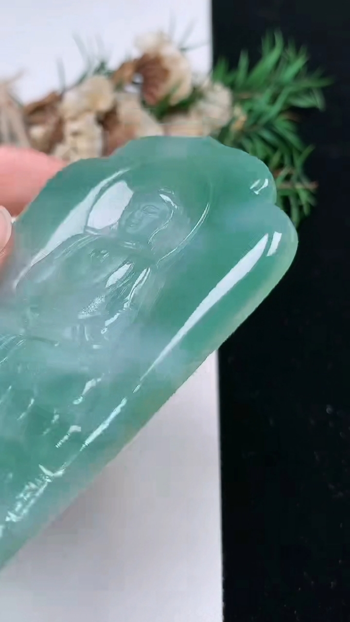 天然A货翡翠大日如来吊坠，尺寸71.8-48-4.9，重量:38.86g
4月4日