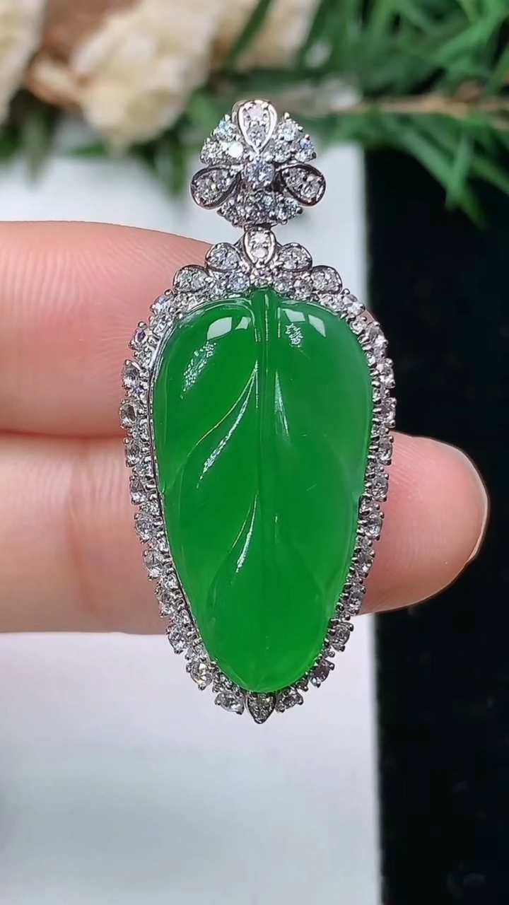 天然A货翡翠金枝玉叶 叶子吊坠，尺寸36-15.9-9，裸石22.5-12.3，重量:5.00g
4