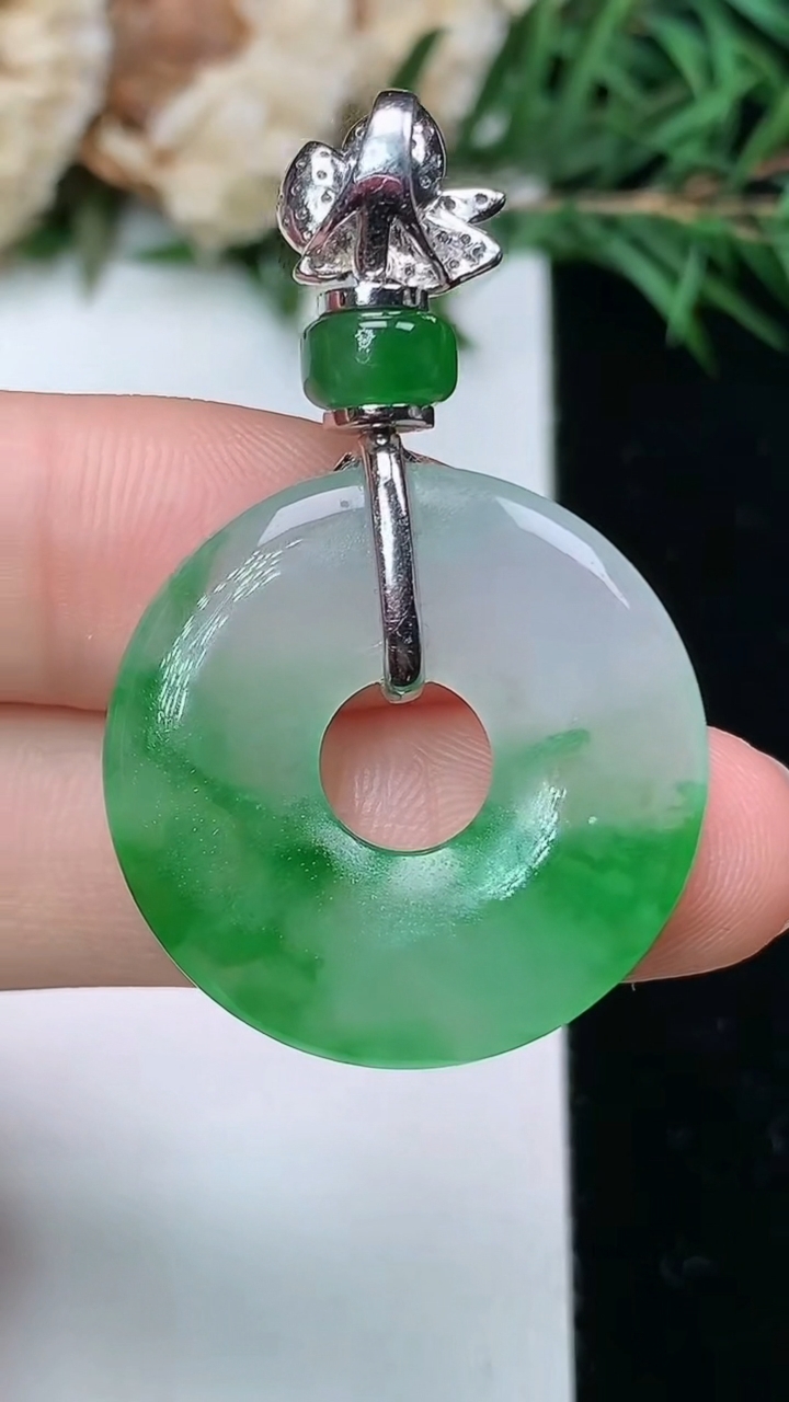 天然A货翡翠平安环吊坠，尺寸24.9-3.7，重量:6.49g
4月4日