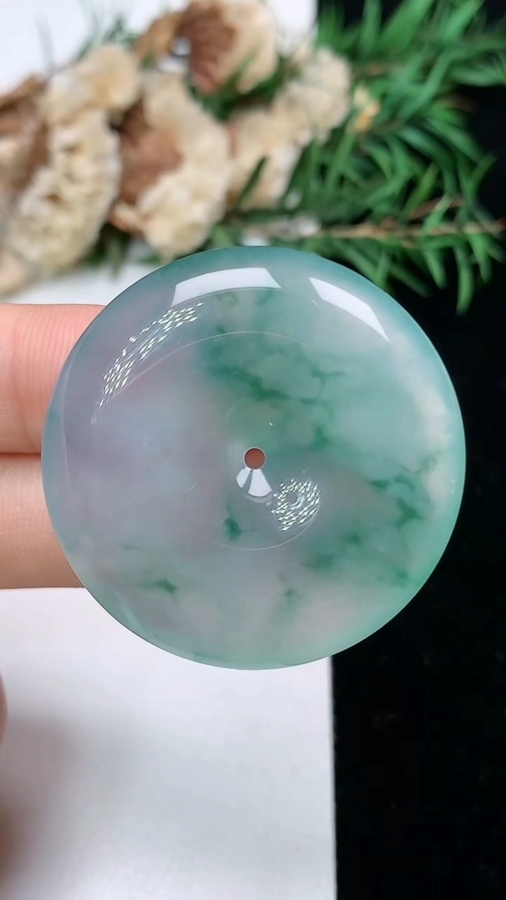 天然A货翡翠飘花平安扣吊坠，尺寸34.3-6.2，重量:14.63g
4月4日