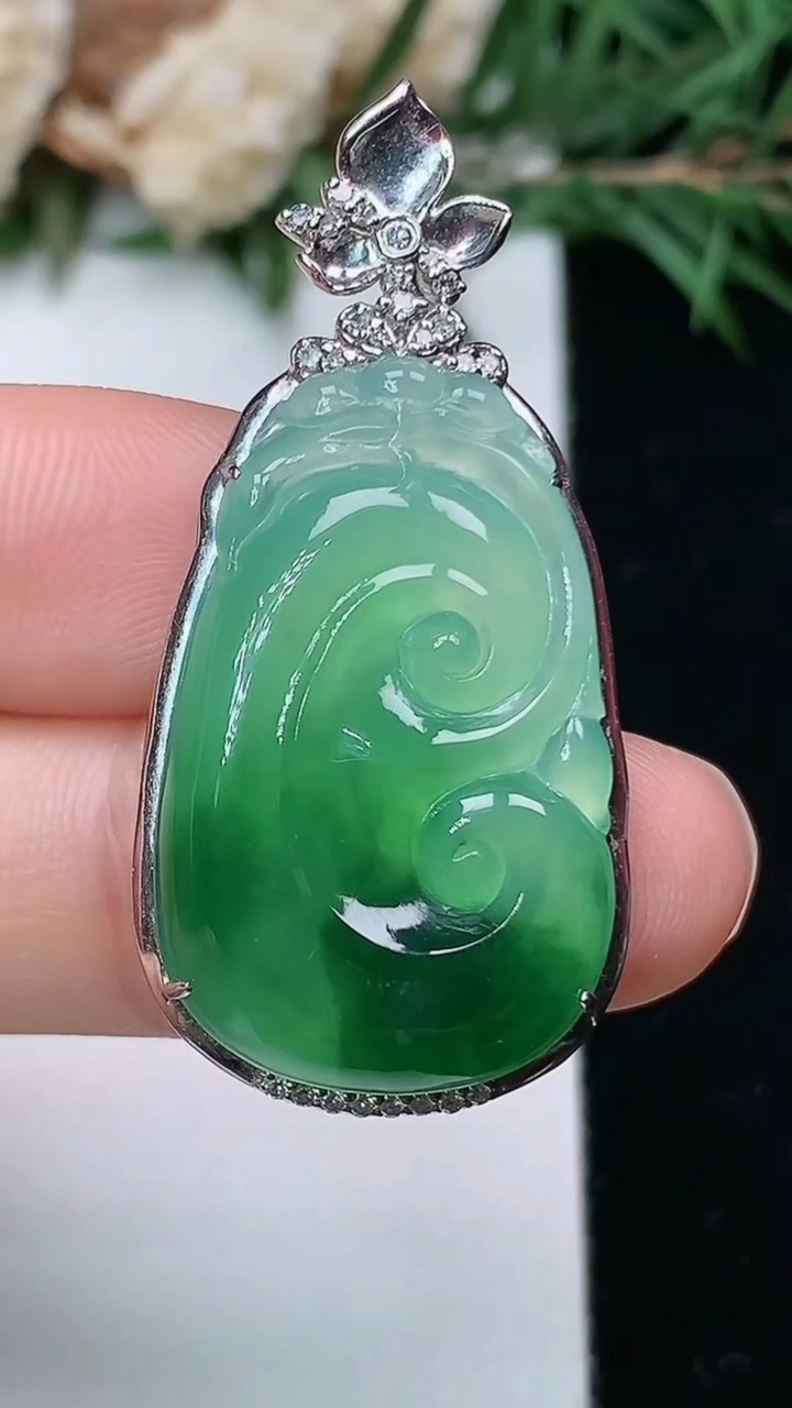 天然A货翡翠如意吊坠，尺寸39.2-18.9-7.3，裸石27-17，重量:7.22g
4月4日