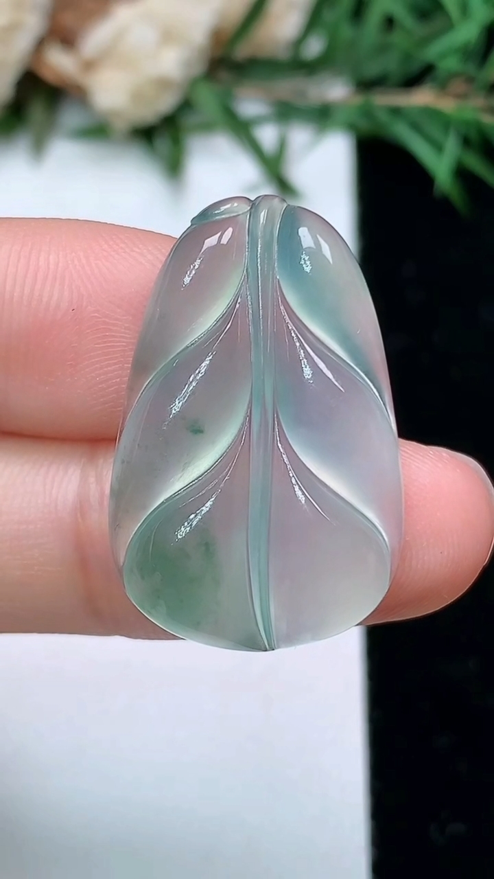 天然A货翡翠金枝玉叶 叶子镶嵌件，尺寸26.6-17.3-4.4，重量:3.79g
4月4日