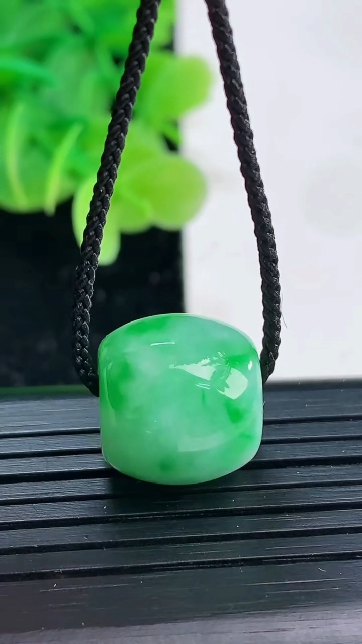 天然A货翡翠路路通吊坠尺寸14.3-13.1重量:5.41g
4月4日