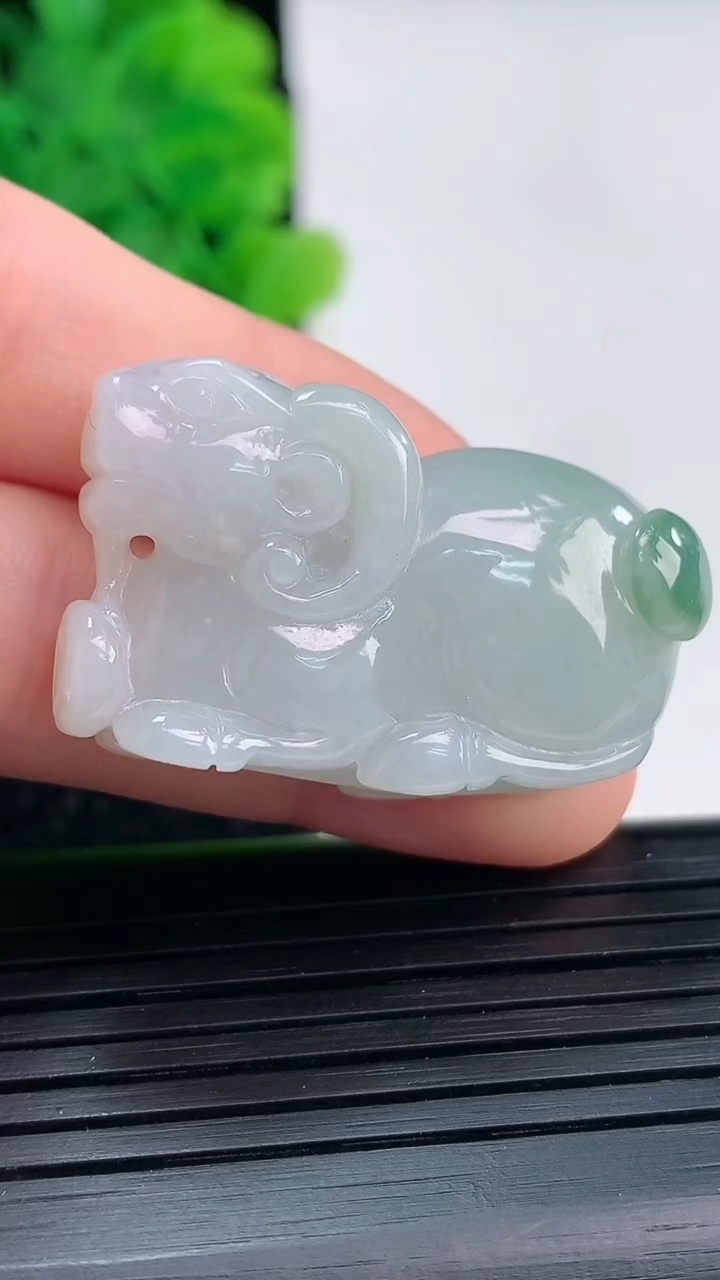 天然A货翡翠生肖羊吊坠尺寸20-34-11.2重量:16.39g
4月4日