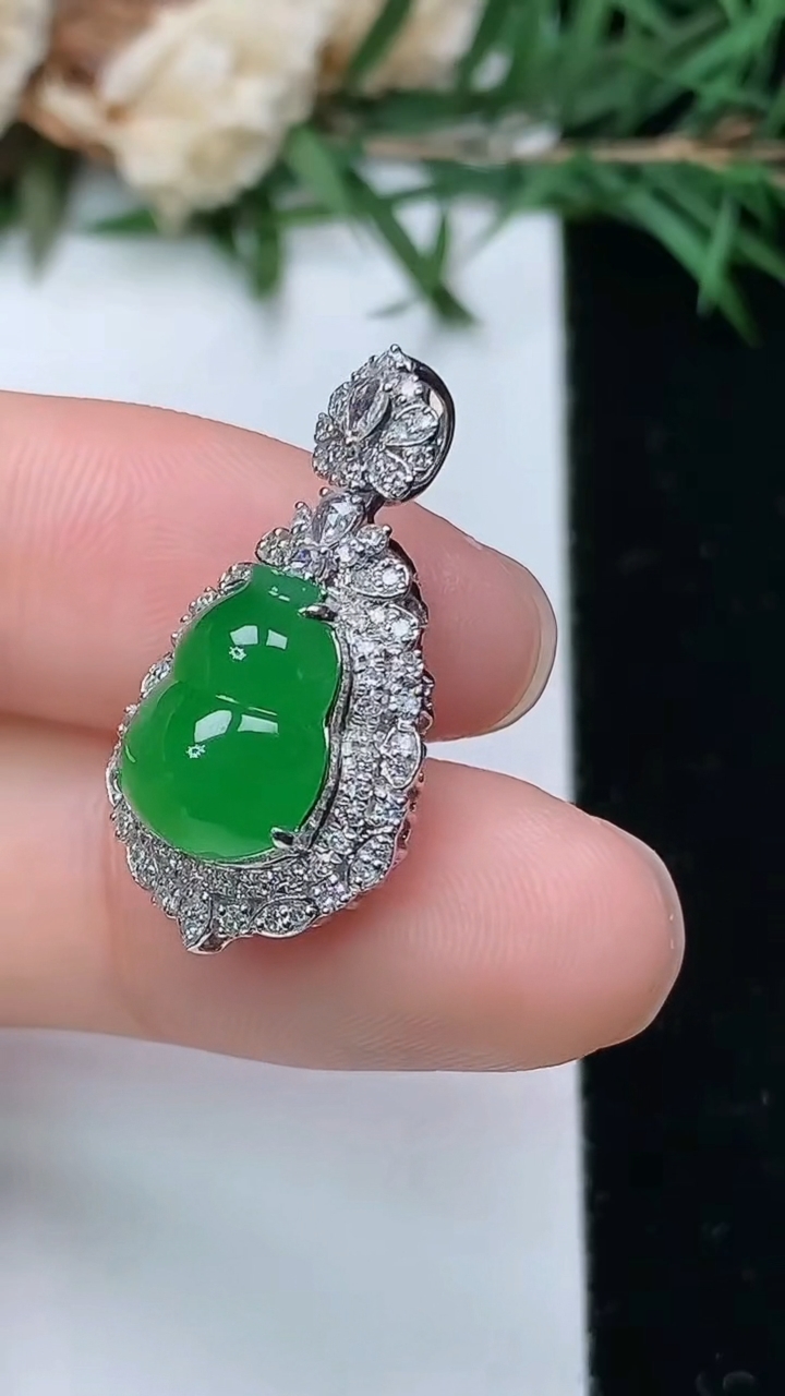 天然A货翡翠葫芦吊坠，尺寸24.9-13.2-11.6，裸石11.2-8.6，重量:3.88g
4月4日