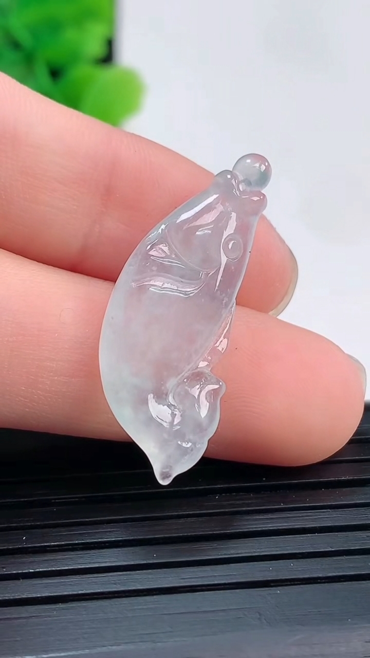 天然A货翡翠年年有余吊坠尺寸29.5-10.9-3.7重量:2.20g
4月4日