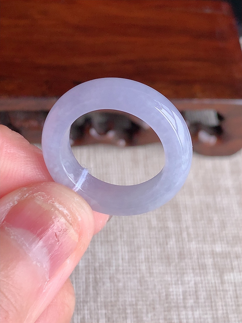 天然A货翡翠紫罗兰素面戒指 
尺寸16.8-5.5-4mm 重量4.20g 0404