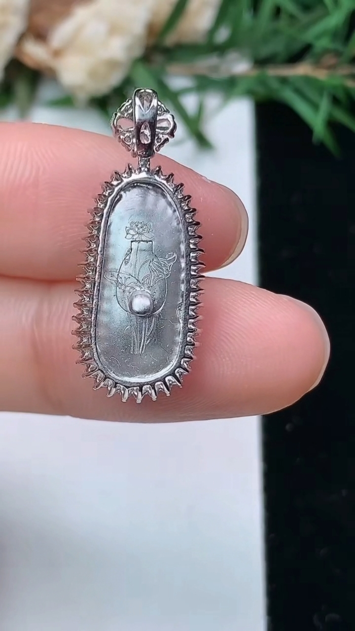 天然A货翡翠福瓜吊坠，尺寸25.6-10.8-7.6，裸石16.8-7.3，重量:2.88g
4月4日