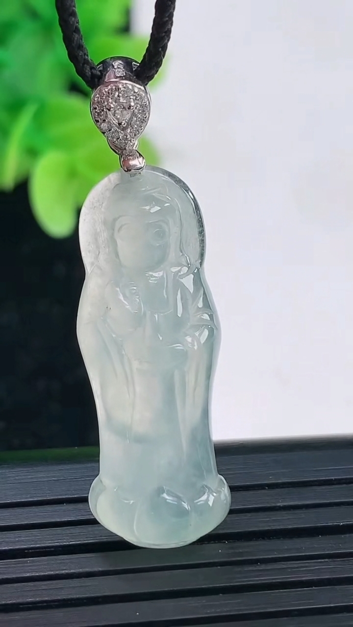 天然A货翡翠观音菩萨吊坠尺寸30.9-11.4-4.9重量:3.38g
4月4日