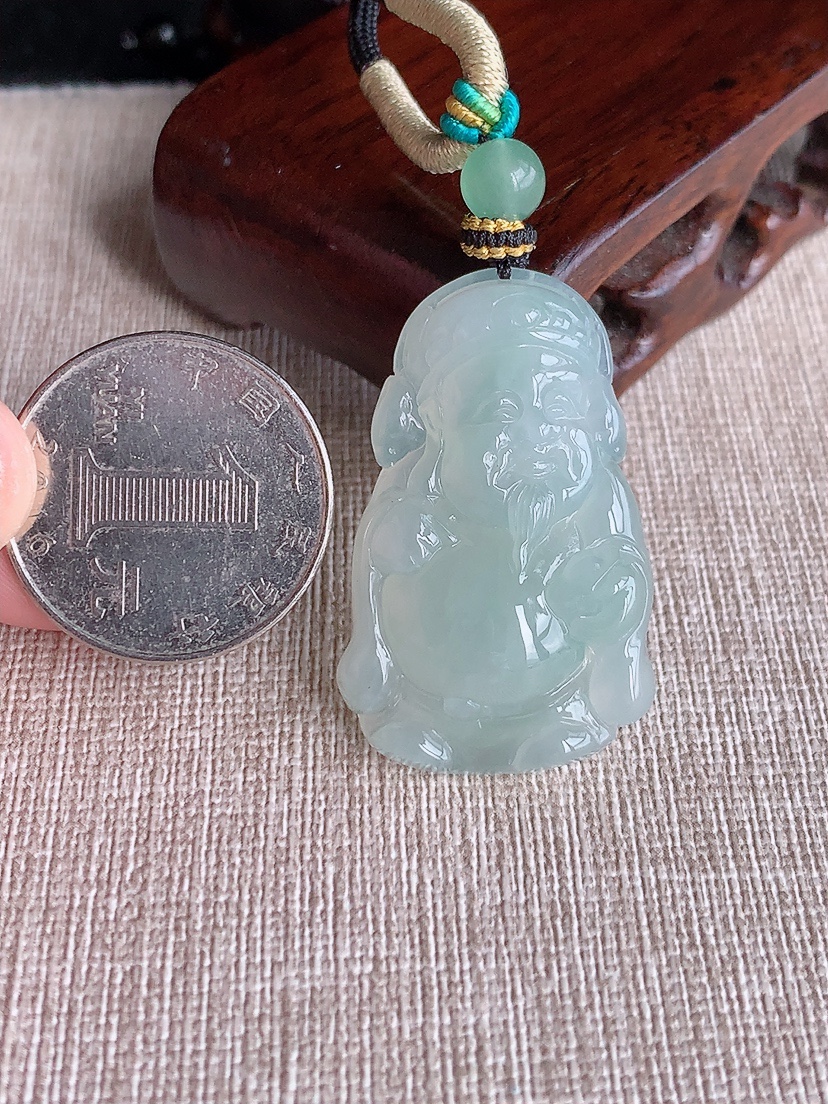 天然A货翡翠晴水财神爷吊坠 
尺寸37.2-23.8-7.8mm 重量15.05g 0404