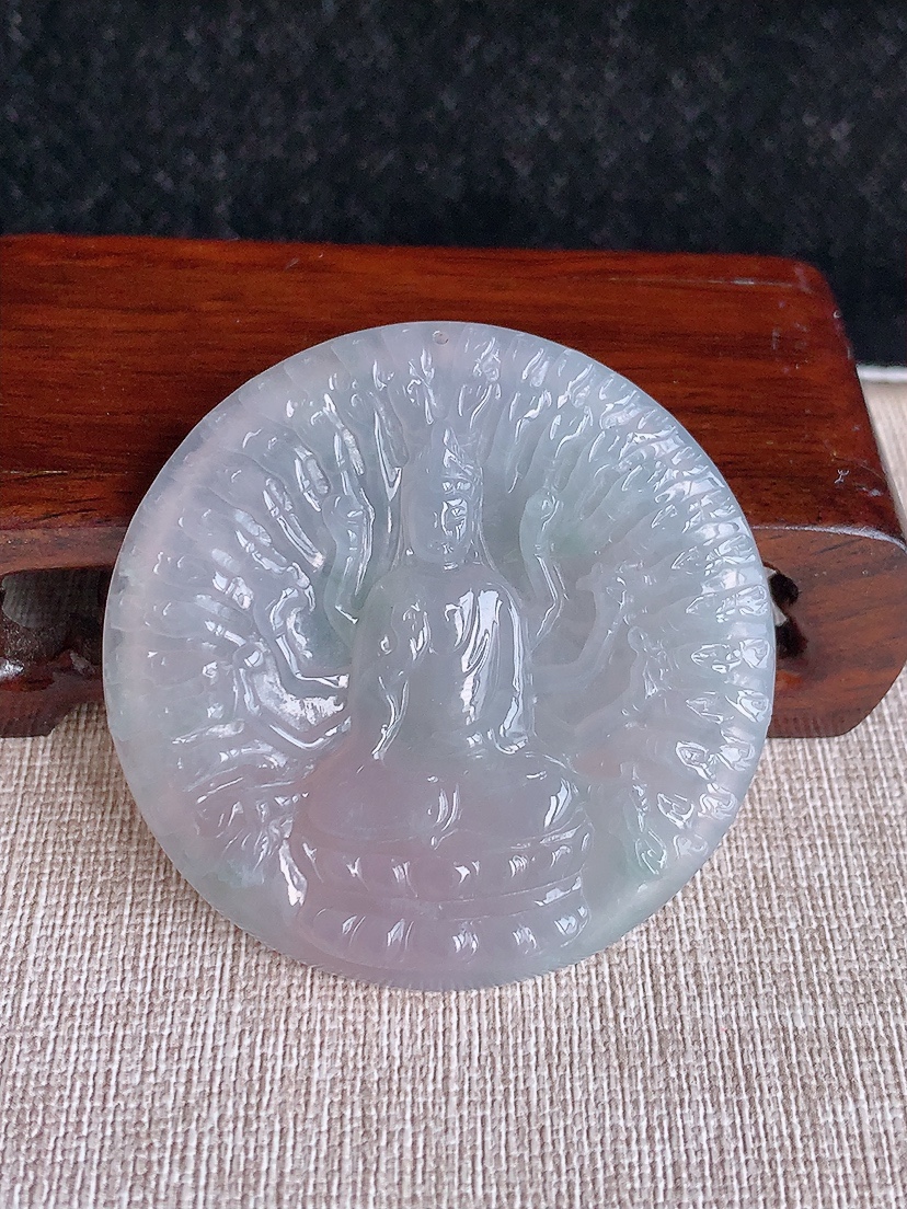 天然A货翡翠晴底千手观音吊坠 
尺寸51-5.6mm 重量27.66g 0404