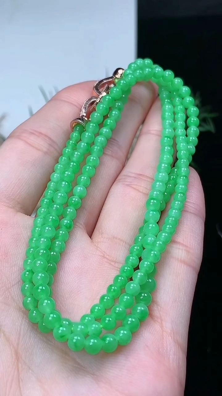 天然A货翡翠圆珠项链，尺寸4.1-173颗，重量:15.00g4月4日
工厂直销收藏佳品,种好水足，色泽均匀，有种有色，上手高大气！