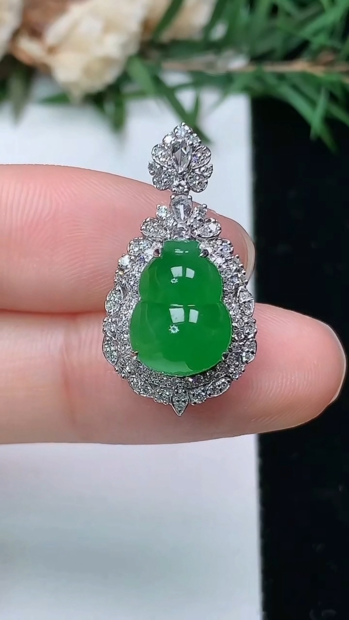 天然A货翡翠葫芦吊坠，尺寸24.9-13.2-11.6，裸石11.2-8.6，重量:3.88g
4月4日