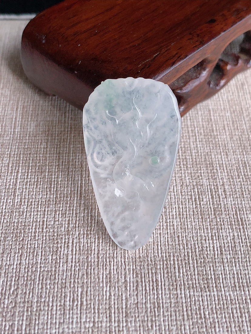 天然A货翡翠飘绿龙牌吊坠 
尺寸38-21.4-5.8mm 重量8.12g 0404