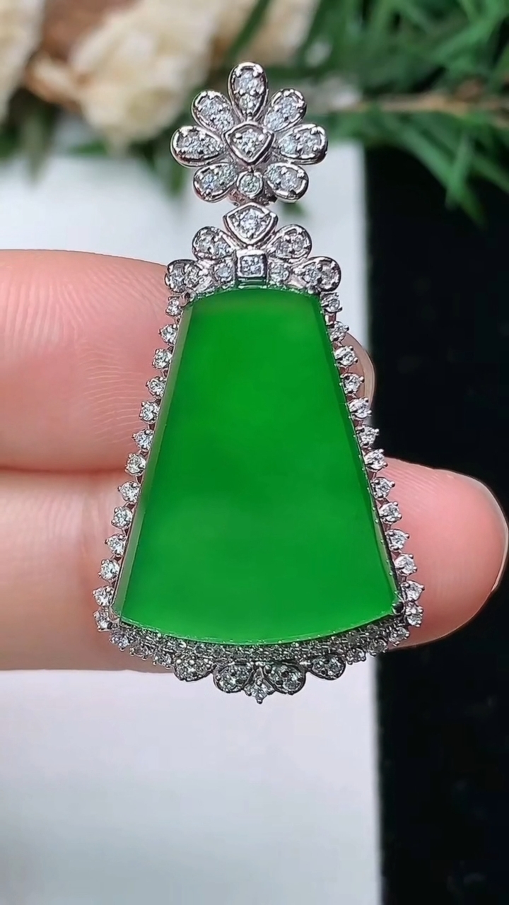 天然A货翡翠无事牌吊坠，尺寸35.9-18.8-8，裸石19.5-15.2，重量:5.12g
4月4