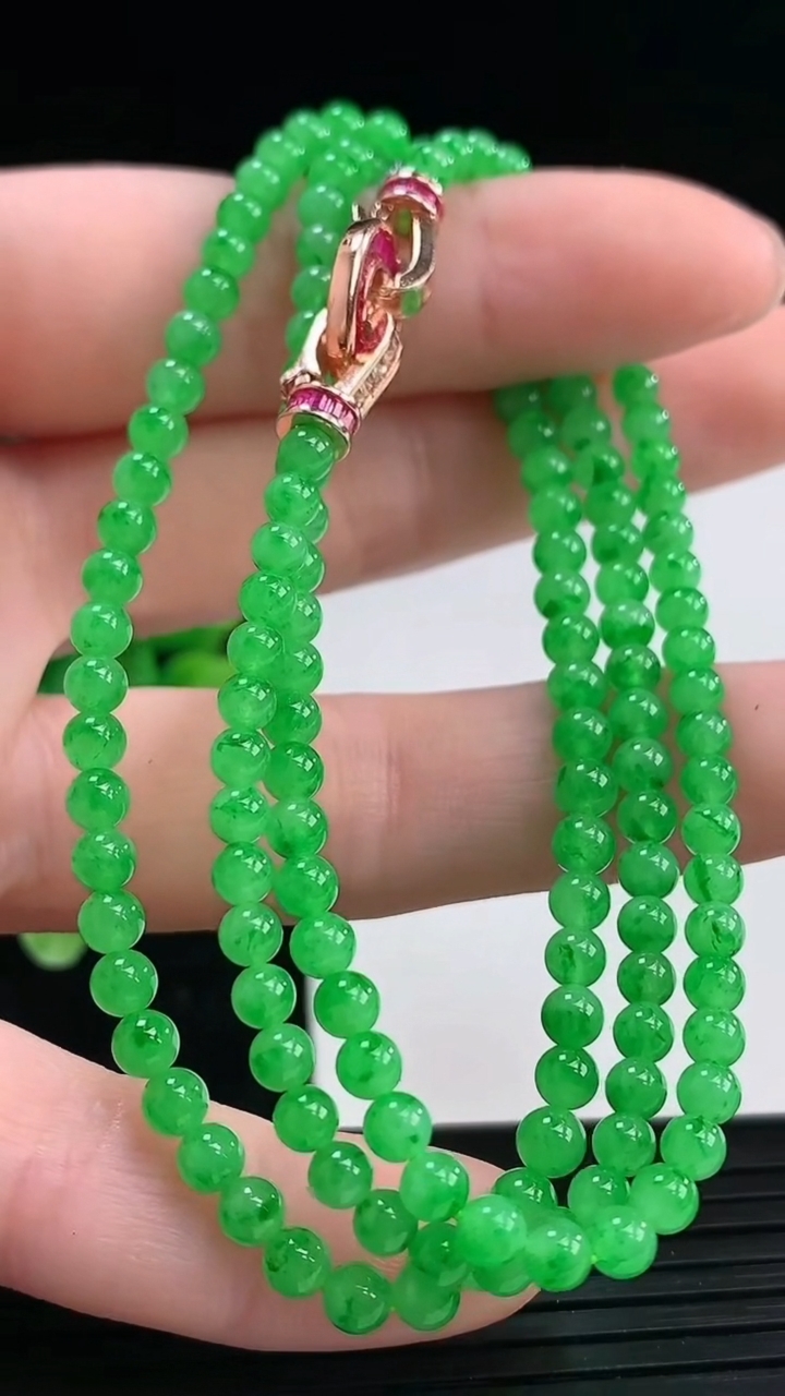天然A货翡翠小米珠项链尺寸3.5-148颗重量:13.88g4月4日
工厂直销收藏佳品,种好水足，色泽均匀，有种有色，上手高大气！