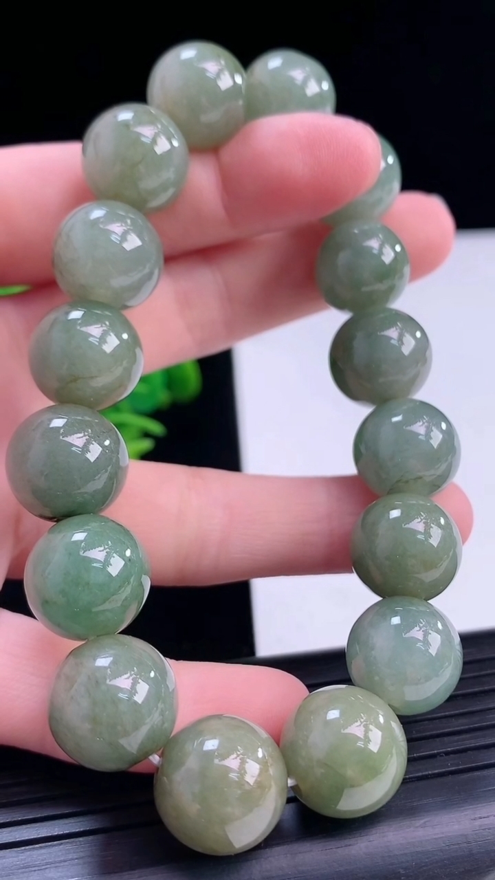 天然A货翡翠圆珠手串尺寸13.8-16颗重:64.28g 664月4日
工厂直销收藏佳品,种好水足，色泽均匀，有种有色，上手高大气！