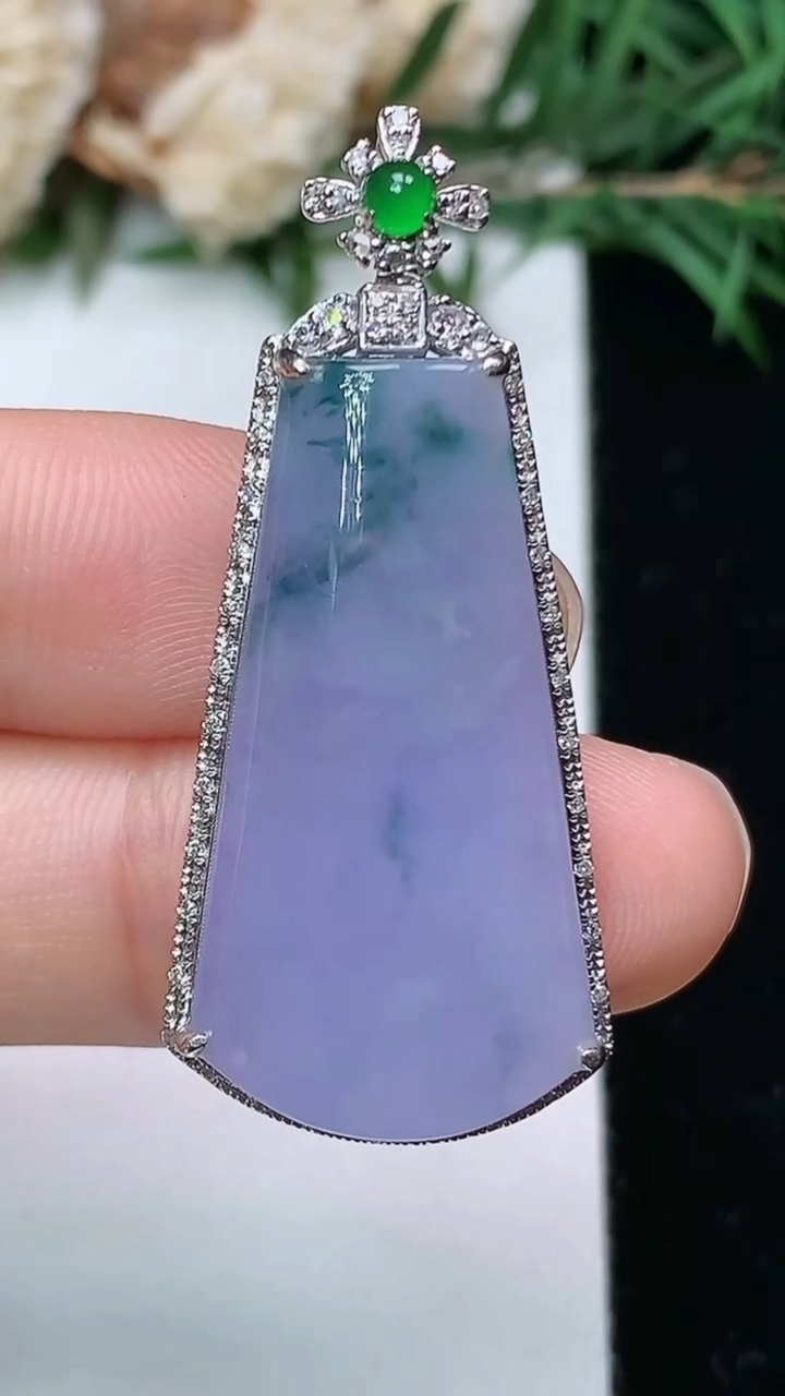 天然A货翡翠k金紫罗兰 飘花无事牌吊坠，尺寸39.7-17.4-7，裸石29-15
4月4日