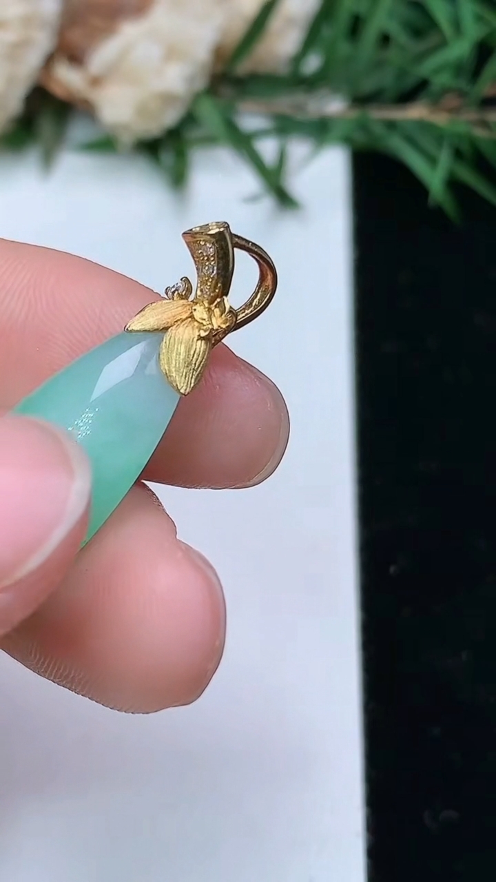 天然A货翡翠随形吊坠，尺寸24.7-12-6.3，重量:3.95g
4月4日