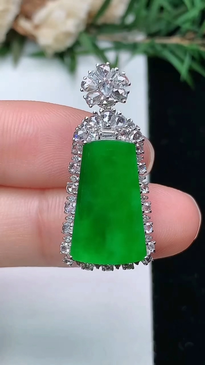 天然A货翡翠无事牌吊坠，尺寸29.5-13.8-8.2，裸石17.2-10.3，重量:4.71g
4