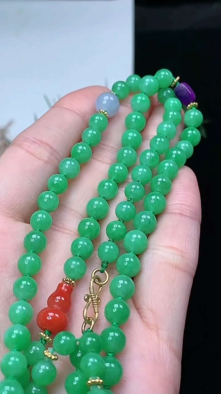 天然A货翡翠圆珠项链，尺寸6-81颗，重量:30.38g4月4日
工厂直销收藏佳品,种好水足，色泽均匀，有种有色，上手高大气！