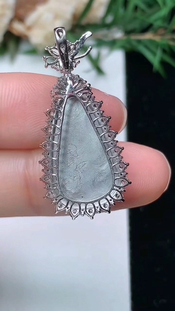 天然A货翡翠如意吊坠，尺寸32-15-6.9，裸石19-11.5，重量:3.61g
4月4日